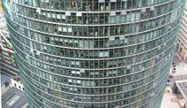 Bahnbild? Ja! Das ist der Bahntower am Potsdamer Platz in Berlin von der Aussichtsplattform des gegen�berliegenden Wolkenkratzers aus gesehen. Ist das Bild speziell? Nein, jeder kann es machen. Was die Aufnahme aber trotzdem zu etwas besonderem macht ist die Tatsache, dass sie just an dem Tag und auch ungef�hr zu der Zeit entstanden ist, an dem unser Onkel Harti den R�cktritt angeboten hat. Nur habe ich das erst am Tag danach erfahren...(Berlin, 30.M�rz 2009)