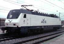 RENFE S252 mit urspr�nglicher AVE-Beschriftung in C�rdoba Central. Scan ab Dia, Juni 1993