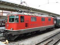Re 4/4 II Nr. 11132, nach getaner Arbeit bereits abgekoppelt auf Gleis 51 in Z�rich HB, 19. April 2009, 12:47