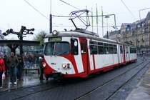Der OEG-Tw 107 kommt gerade als Rundverkehr-Linie 5 von Mannheim,b.z.w. von Weinheim in Heidelberg-Bismarkplatz an und l�sst gerade die Fahrg�ste aussteigen.(Aufnahme von 18.04.09)