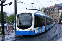 Der RNV-Tw 280 ist gerade auf der Linie 23 nach Leimen �ber Rohrbach S�d im Einsatz und wartet auf dem Bismarkplatz auf seine Fahrg�ste.
(Bild von 17.04.09) 