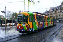 Der bunte Tw 204 ist gerade auf der Linie 21 richtung Handschuhsheim 
OEG-Bf im Einsatz und wartet am Heidelberger Bismarkplatz auf die Weiterfahrt.(Aufnahme von 17.04.09)