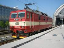 371 004-3 beim zur�cksetzen an den Zug nach Budapest,im Hbf Dresden am 19.04.09