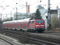 111 023-8 mit M�nchen-Salzburg Express bei der Durchfahrt durch den S-Bahn Bahnhof Heimeranplatz, 7.4.2009