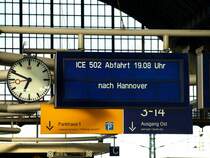 19. April 2009 um kurz vor 19 Uhr am Gleis 1 (hinterer Abschnitt) im Bahnhof Karlsruhe. Ein ICE 3 aus Richtung FFM-Flughafen wird geteilt. Der vordere Teil f�hrt weiter nach Basel SBB, der hintere Teil bleibt stehen und f�hrt um 19:08 Uhr mit dieser vom Standard abweichenden Anzeige Richtung Hannover.