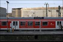 Dieser Steuerwagen Bnrbdzf 483.2 der DB Regio AG Regionalbahn Schleswig-Holstein Kiel ist auf den Schriftsteller Hans Fallada getauft. Zu Ehren von Hans Fallada stiftete die Stadt Neum�nster 1981 den Hans-Fallada-Preis. Hier aufgenommen vor dem Saturn in Hamburg Hbf. (11.04.2009)