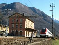 Ein ICN f�hrt am 13.04.2009 durch Castione. 