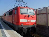 111 024-6 in Augsburg-Hochzoll als Schiebelok vor der Weiterfahrt nach M�nchen HBF am 10.4.09. Am Zuganfang f�hrt eine weitere 111er, der Regionalverkehr Augsburg - M�nchen (Doppelstockz�ge 5 Wagen) wird derzeit �bergangsweise mit 111er-Sandwiches betrieben. 