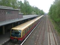 BR 481 als S1 nach S-Bahnhof Berlin-Frohnau im S-Bahnhof Berlin Sundgauer Stra�e.