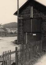 �berreste vom Wilsdruffer Schmalspurnetz sind nur noch wenige zu finden. Das Bild zeigt den ehemaligen Lokschuppen der Schmalspurbahn Wilsdruff - Nossen im Zustand von 1982