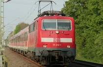 Die 111 012-1 zieht den RE4 Verst�rker von D�sseldorf nach Aachen kurz vor Geilenkirchen am 20.04.2009