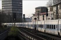 Die Talgo-Hotelz�ge sind auf deutschen Gleisen schon eine ausergew�hnliche Erscheinung. W�hrend die Talgo (Tren articulado ligero Goicoechea Oriol) in Spanien recht erfolgreich verkehren konnte er sich in Deutschland nicht so recht durchsetzen.

