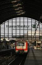 Ein 472er hat als S21 nach Bergedorf die pr�chtige Bahnhofshalle des Bahnhofes Dammtor erreicht.
