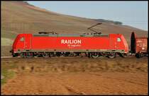 Mitzieher der 185 241 bei Th�ngersheim. Aufgenommen am 31.Dez 2008.