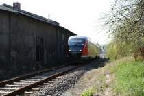 642 055-8 verl�sst am 20.04.09 den Bahnhof Pockau-Lengefeld und passiert die gleichnamige ehemalige Einsatzstelle des BW Chemnitz.