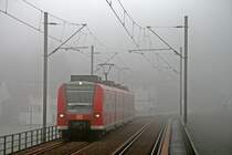 425 239 �berquert am sehr nebligen 23. Dezember 2008 als S1 von Osterburken nach Homburg an der Saar bei Neckargem�nd den Neckar und wird in K�rze im Neckargem�nder Haltepunkt Altstadt zum Stehen kommen.