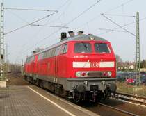 218 397-8 und eine unbekannte Schwesterlok sind am 7.04.09 als Lz auf den Weg ins BW nach L�beck. Aufgenommen bei der Durchfahrt in Bad Oldesloe.