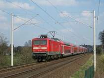 112 140-9 beschleunigt den RE 21423 L�beck Hbf - Hamburg Hbf nach kurzem Aufenthalt in Reinfeld (Holst.) Richtung Bad Oldesloe. Aufgenommen am 8.04.09 kurz hinter dem B�  Kalkgraben 