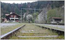 Trin in der unteren Rheinschlucht dient als Kreuzungsstation und die Z�ge fahren hier mangels Passagieren vielfach durch. (17.04.2009)