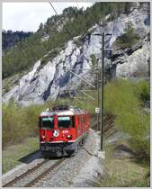 Ge 4/4 II 624  Celerina/Schlarigna  mit RE1228 zwischen Versam und Valendas. (17.04.2009)
