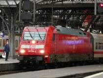 Die vom Regen gl�nzende 101 126-1 steht mit ihrer ex-Metropolitan Garnitur als IC 1112 Stuttgart Hbf - Berlin-S�dkreuz in K�ln Hbf. 17.04.09