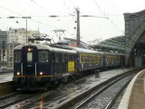 Re 4/4' 10008 der Centralbahn AG steht mit Sonderzug in K�ln Hbf. 17.04.09
