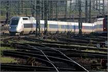 Im Licht der Morgensonne -

... sucht sein der TGV seine Weg durch das Gleisvorfeld des Stuttgarter Hauptbahnhofes. 

19.04.2009 (M)