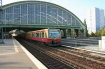 S5 nach Straussberg Nord mit 481 405-9 am 28.9.2008 bei der Ausfahrt aus Berlin Ostbahnhof. 
