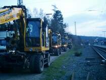 2 Wege Bagger der Firma Leonard Weis auf dem Weg zur  Arbeit , Bahnhof St.Georgen (Schw.), an der Aufgleisstelle f�r das HLF 24/16S der Feuerwehr.