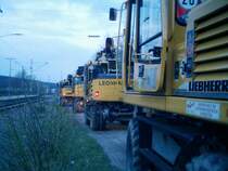 2 Wege Bagger der Firma Leonard Weis auf dem Weg zur  Arbeit , Bahnhof St.Georgen (Schw.), an der Aufgleisstelle f�r das HLF 24/16S der Feuerwehr.
