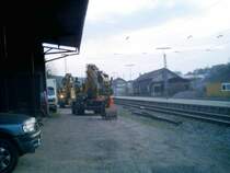 2 Wege Bagger der Firma Leonard Weis auf dem Weg zur  Arbeit , Bahnhof St.Georgen (Schw.), an der Aufgleisstelle f�r das HLF 24/16S der Feuerwehr.