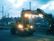 2 Wege Bagger der Firma Leonard Weis auf dem Weg zur  Arbeit , Bahnhof St.Georgen (Schw.), an der Aufgleisstelle f�r das HLF 24/16S der Feuerwehr.