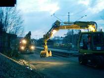 2 Wege Bagger der Firma Leonard Weis auf dem Weg zur  Arbeit , Bahnhof St.Georgen (Schw.), an der Aufgleisstelle f�r das HLF 24/16S der Feuerwehr.