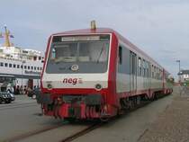 Steuerwagen der NEG (Bauart Wittenberge) und hinten die T4 der Norddeutsche Eisenbahngesellschaft Nieb�ll (NEG) auf Bahnhof Dageb�ll Mole (Nordfriesland) am 22-6-2007.
