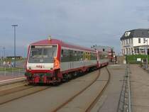 Steuerwagen der NEG (Bauart Wittenberge) und hinten die T4 der Norddeutsche Eisenbahngesellschaft Nieb�ll (NEG) auf Bahnhof Dageb�ll Mole (Nordfriesland) am 22-6-2007.


