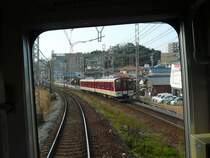 Grunddaten des Kintetsu-Konzerns: Dieser Konzern betreibt die grösste Privatbahn Japans (abgesehen von den JR-Gesellschaften selbst) mit 582km Strecken um die Städte Osaka,Kyoto,Nara,Ise und Nagoya. Daneben besitzt der Kintetsu-Konzern(2008) 137 grosse Firmen, Hotels (etwa die berühmten Miyako-Hotels,　wo Reiche und Könige wohnen..),　Bus-,　Schiffs- und Transportgesellschaften,　Reisebüros,　Baufirmen,　Häuser- und Grundstückshandelsfirmen,　Warenhäuser,　Altersheime,　Golfplätze, Konsumforschungsinstitute u.a.m. Im Bild Ein Zweiwagenzug Typ 1420 (ab 1990 gebaut, mit Längssitzen, für Pendlerzüge), Nr. 1434/1534, in Tsu am 26.Februar 2009. 