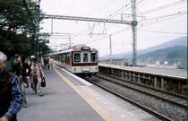 Der Kintetsu-Konzern: Zug 2436 (Typ 2430, gebaut ab 1971) in Hase-dera in der Nähe der Passhöhe zwischen dem Gebiet um die Stadt Nara und dem Raum um die Ise Bucht. Die Menschen sind als Pilger zum uralten, riesigen Bergtempel Hase-dera zum Frühlingsfest gekommen. 27.April 2008. 