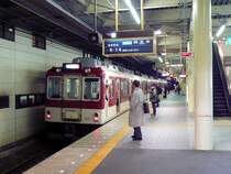 Der Kintetsu-Konzern: Auf diesen Bummelzug so früh am Morgen will keiner; man wartet lieber auf den Express, um schnell in die grossen Städte zu kommen. Ein Zug des Typs 2430, als 3- und 4-Wagenzüge ab 1971 gebaut. Hier steht 2434 am 24.Februar 2009 in Tsu.