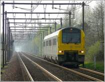 Die Linie 50a von Br�ssel an die Nordseek�ste verl�uft meistens schnurgerade durch die flache Landschaft Flanderns. Hier  dieselt  der Autorail 4173 durch den Bahnhof von Hansbeke. 10.04.09 (Jeanny) 