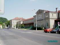 Der Bahnhof Decin und sein Vorplatz.
