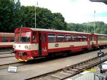 Der Triebwagen 810 673-4 mit Beiwagen wartet in Tanvald auf seine Abfahrt.