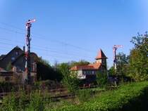 Formsignale an der Bahnhofsausfahrt in Markranst�dt. Dazwischen ist das historische Geb�ude der Freiwilligen Feuerwehr zu sehen, 21.04.2009.
