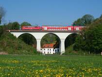 RE 4 (Wupper-Express) auf dem Viadukt an der Schurzelterstrasse in Aachen Laurensberg an einem sch�nen Morgen im April 2009.