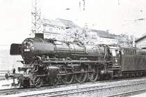 01 1054 vom Bw Osnabr�ck vor dem D 182 nach Paris-Nord bei der Durchfahrt in Wuppertal-Barmen. Aufn.1965
Ausschnitt aus 9x13 Agfa-Negativ.