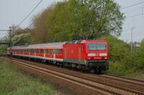 143 007-3 mit einem Fu�ballsonderzug am 18.4.2009 durch Ahlten -> Misburg 