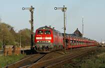 218 190-7 und 218 162-6 fahren mit einem Autozug nach Westerland aus dem Bahnhof von Keitum aus.