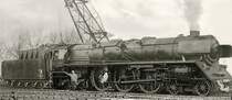 05 002, (gebaut 1935 bei Borsig in Berlin) nach dem Kohlebunkern im Bw Hamm 1958. 
Diese Lok erreichte 1936 mit etwas �. 200 km/h den Weltrekord f�r Dampflokomotiven.
Bis auf die 05 001 (Museum in N�rnberg) wurden die Loks 05 002+05 003 bei einer Schrottfirma in Essen zerlegt.
Ausschnitt v. 9x13 Agfa Negativ.