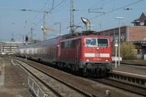 Am 31.03.09 f�hrt die 111 102-0 als RE 4111 von Kassel Hbf nach Frankfurt/M Hbf in Gie�en auf Gleis 3 ein und wird in K�rze nach Frankfurt weiterfahren.