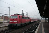 Die Lok 111 098-0 f�hrt am 20.02.09 als RB 15621 von W�chtersbach kommend in Hanau Hbf ein und legt einen kurzen Halt in Hanau Hbf ein um danach weiter nach Frankfurt/M Hbf zu fahren.N�chster Halt ist Offenbach/M Hbf.