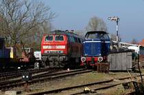 Exakt 17 Jahre liegen zwischen diesen beiden Lokomotiven:
W�hrend Lok 5 (ex Seehafen Kiel) schon l�nger beim VVM im Museumsdienst steht, war 218 407-5 am 12.04.2009 gewi�erma�en als Leihlok erstmals am Sch�nberger Strand zu Gast.
